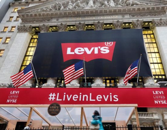 Levi Strauss Shares Plunge 7% as Annual Earnings Guidance Cut Amid Wholesale Revenue Dip